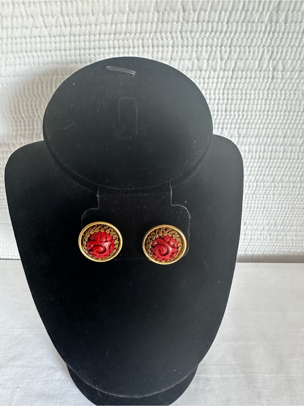 VTG Hand carved Real Cinnabar Clip On Earrings Gold Tone Red Floral Swirl Boho